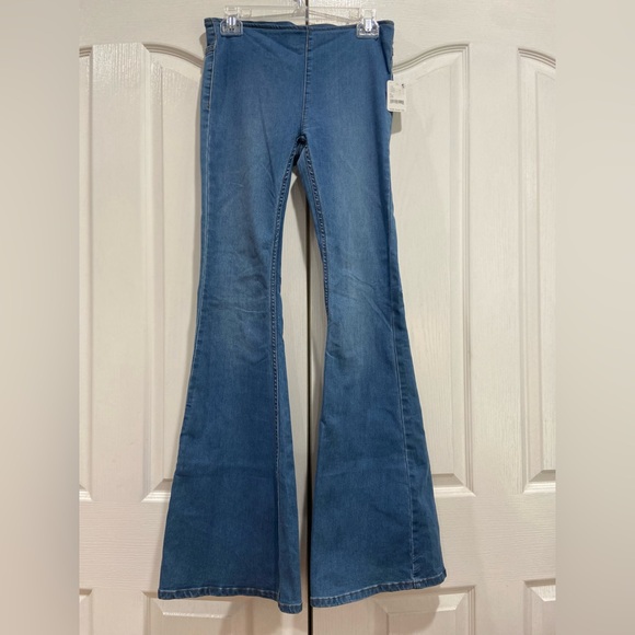 NWT Free People Jeans with a flare bottom, size 26, in Echo Blue - Picture 2 of 7